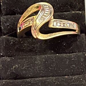 Elegant woman’s 10kt gold and baguette and round diamonds size 7.5